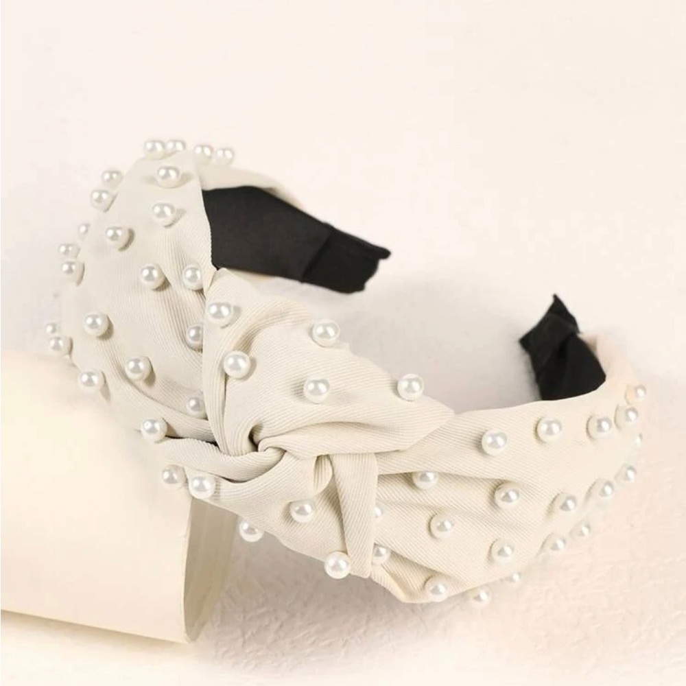 Egg shell colored pearls all around the headband. Beautiful, clean & elegant.